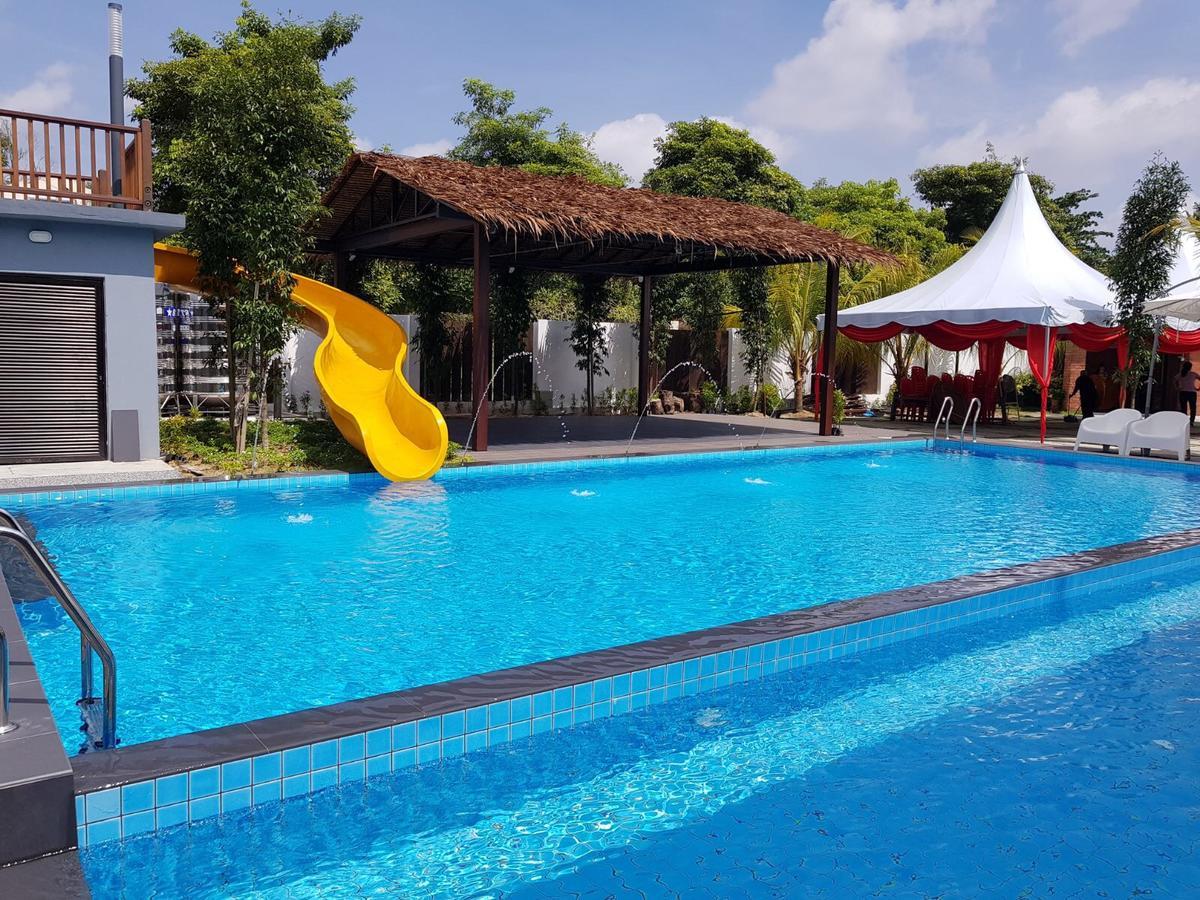 Kluang Container Swimming Pool Hotel Exterior photo